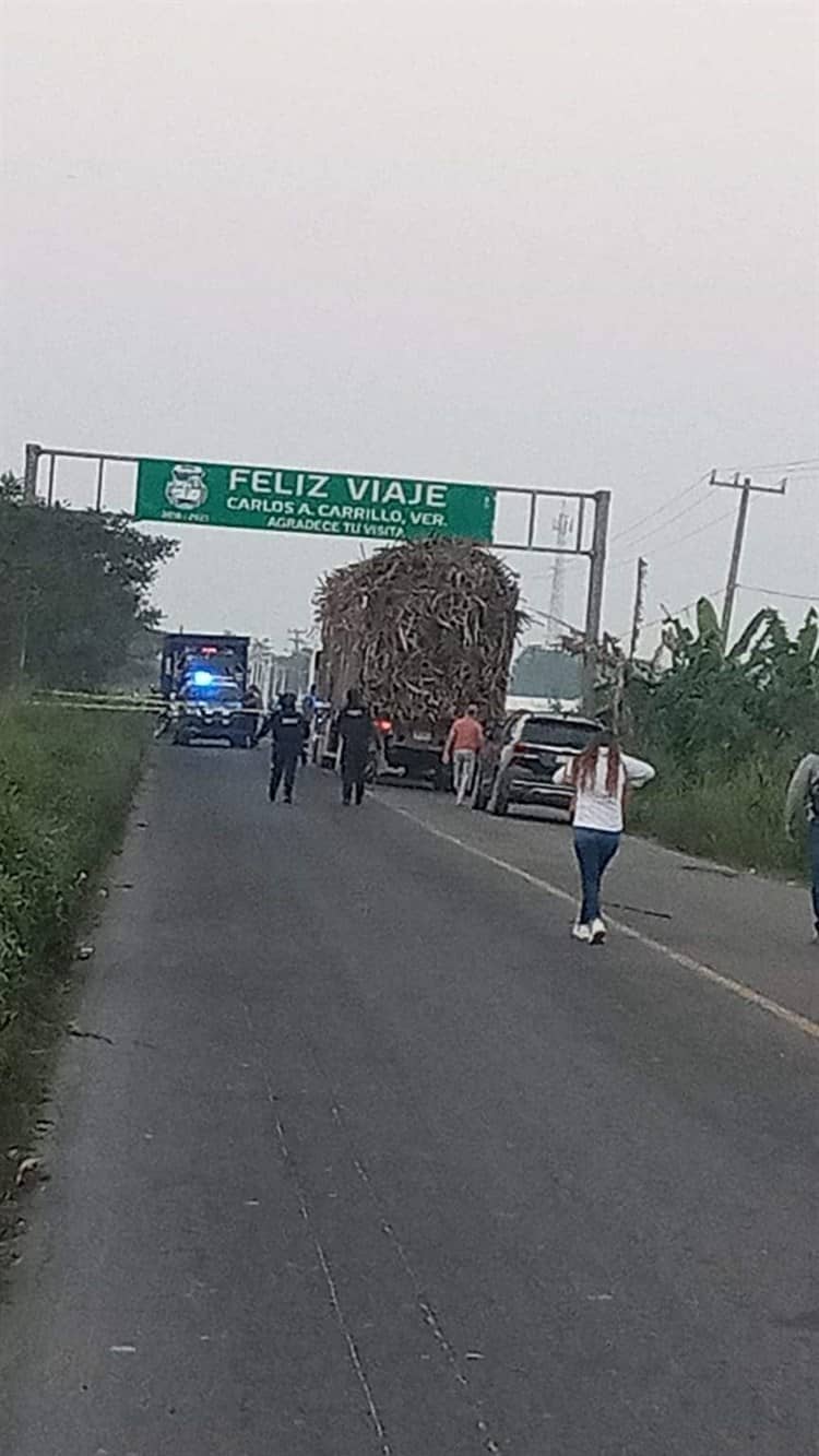 Motociclista muere al impactarse contra carro cañero mal estacionado en Cosamaloapan