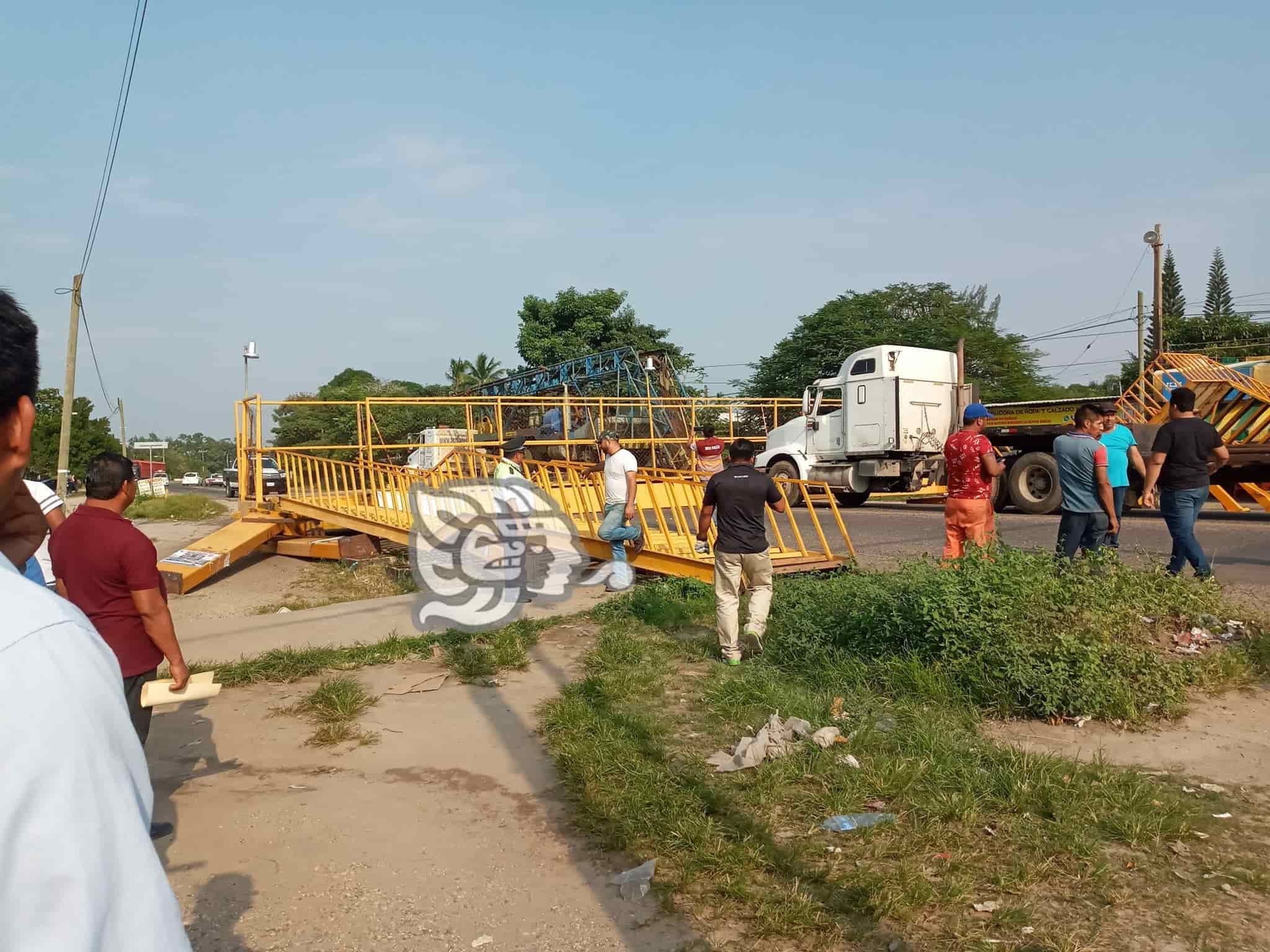 Cierran carretera tras impactar tráiler un puente peatonal en Jáltipan(Video)