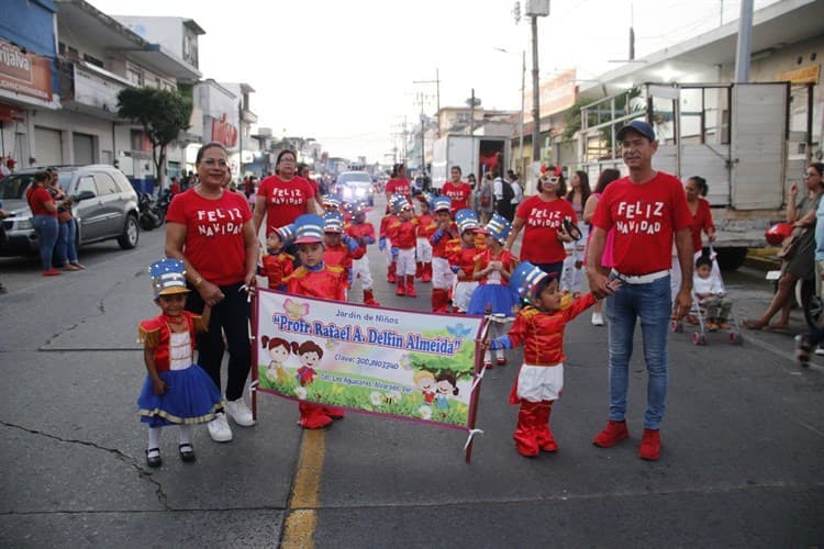 Pequeños participaron en el desfile Navideño en Alvarado