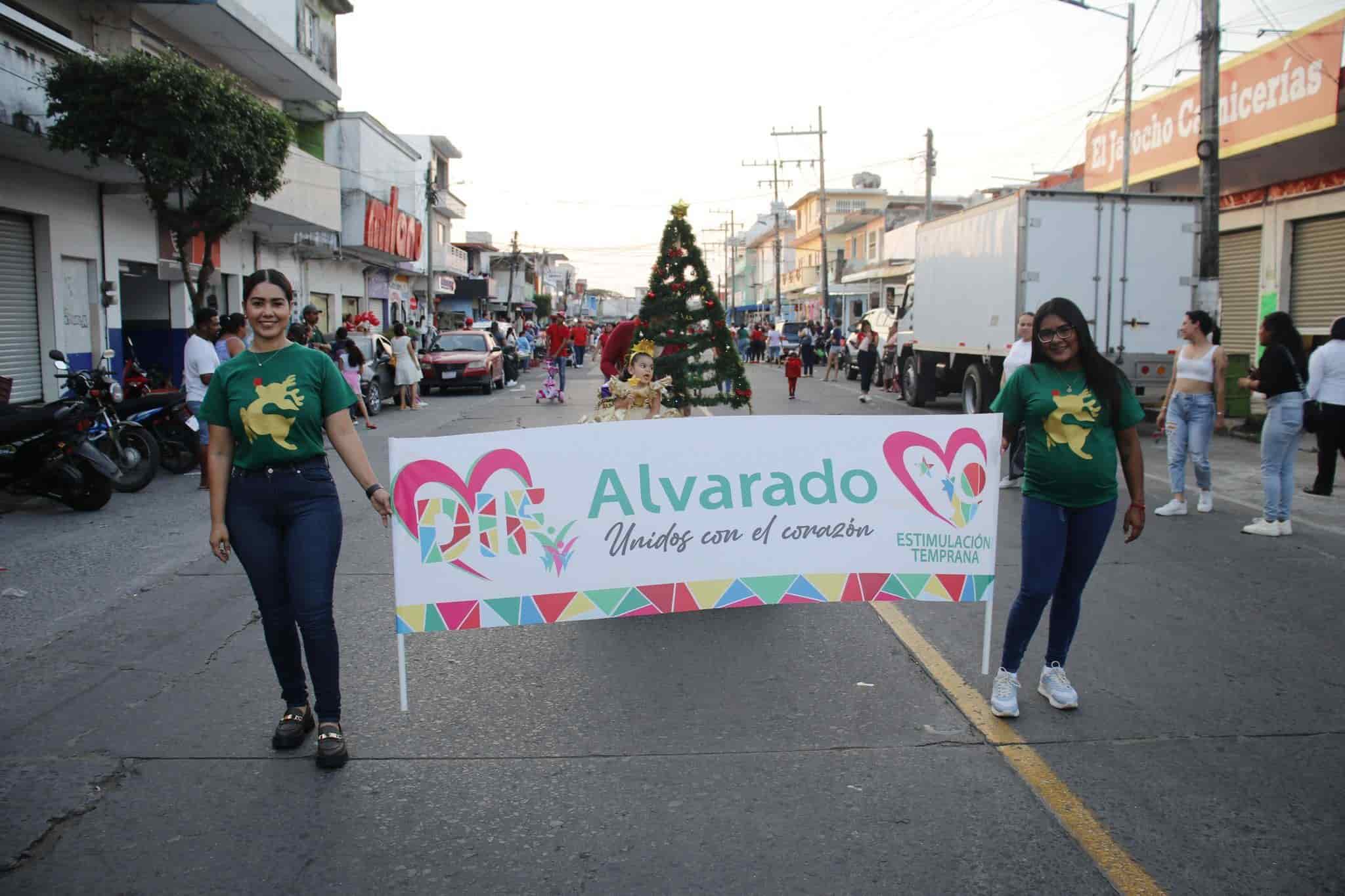 Pequeños participaron en el desfile Navideño en Alvarado