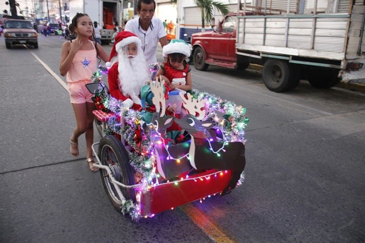 Pequeños participaron en el desfile Navideño en Alvarado