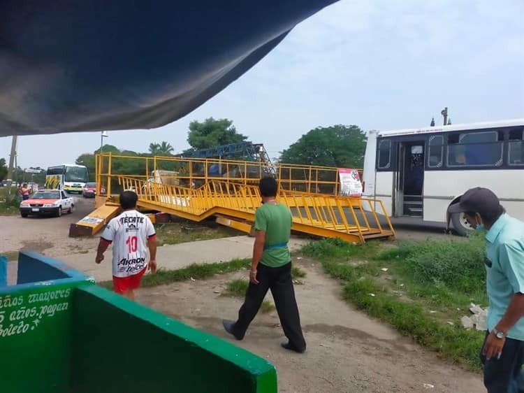 Cierran carretera tras impactar tráiler un puente peatonal en Jáltipan(Video)