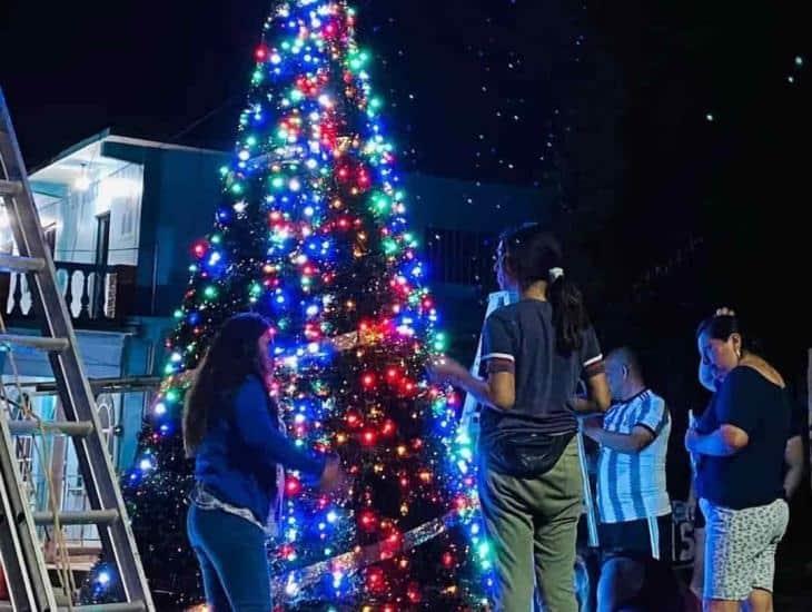 Reconstruyen pino navideño en Huazuntlán