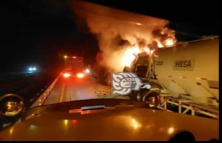 Choque de tráileres en la Córdoba-Veracruz deja una persona fallecida (+Video)