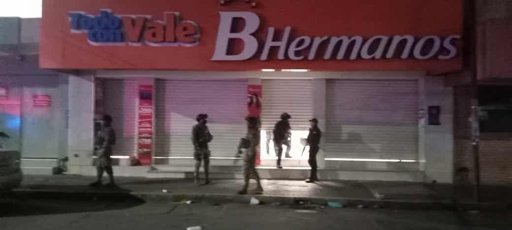 ¡Roban zapatería B Hermanos en Coatzacoalcos! Se llevan mercancía y dinero