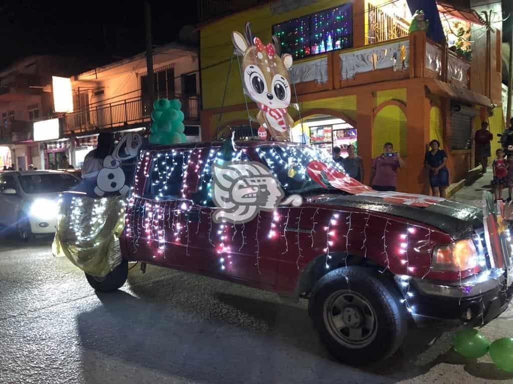 Llevan a cabo desfile navideño