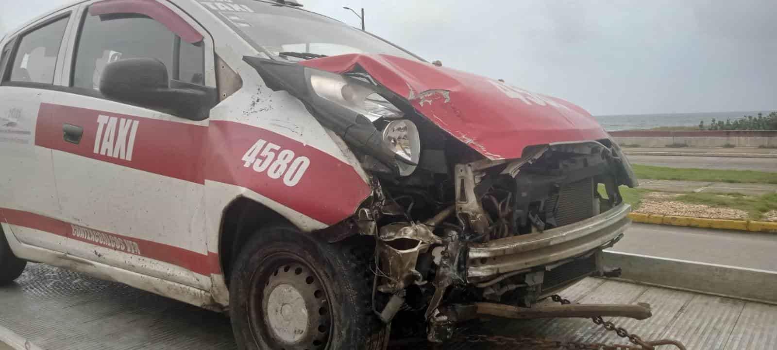 Taxista se estampa contra poste en Malecón de Coatza