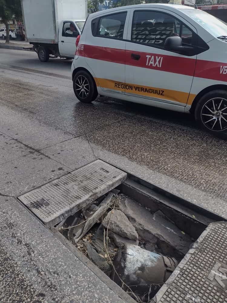 Urgen a Telmex reparar registro incompleto en la colonia La Pochota; afecta la vialidad