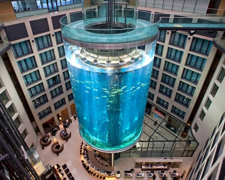 Estalló gigantesco acuario en hotel de Berlín; inundó el edificio y las calles vecinas