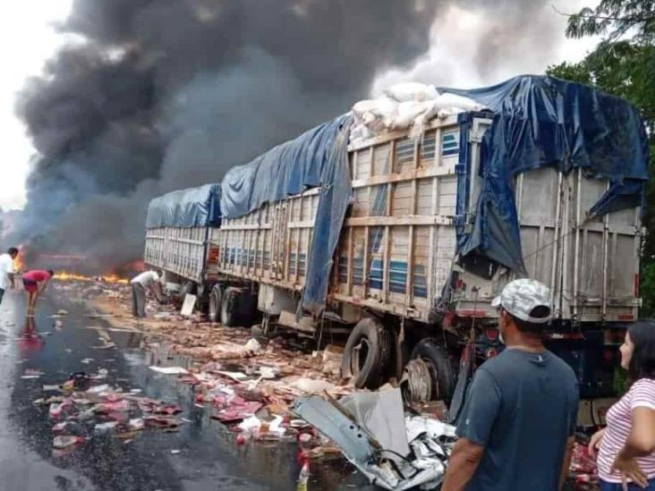 Se incendia tráiler sobre autopista La Tinaja-Cosamaloapan (+Video)