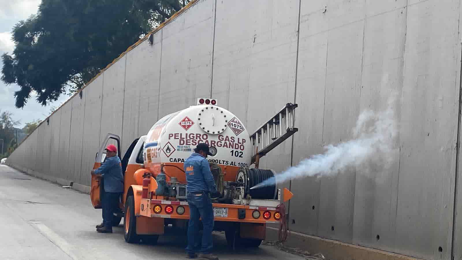 Alarma fuga de gas en una pipa en el distribuidor Araucarias, en Xalapa