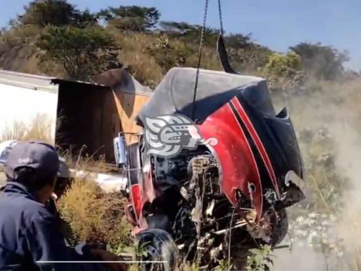 Rapiñan harina tras volcadura en la Puebla-Orizaba (+video)