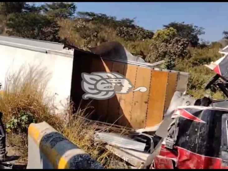 Rapiñan harina tras volcadura en la Puebla-Orizaba (+video)