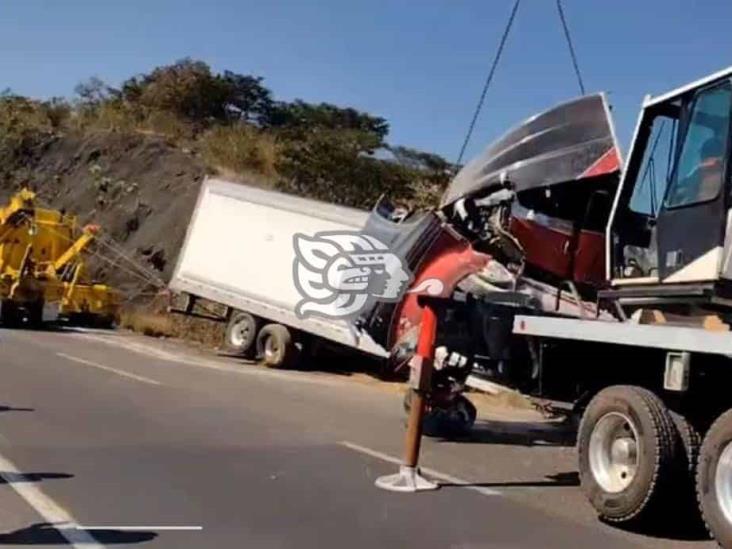 Rapiñan harina tras volcadura en la Puebla-Orizaba (+video)