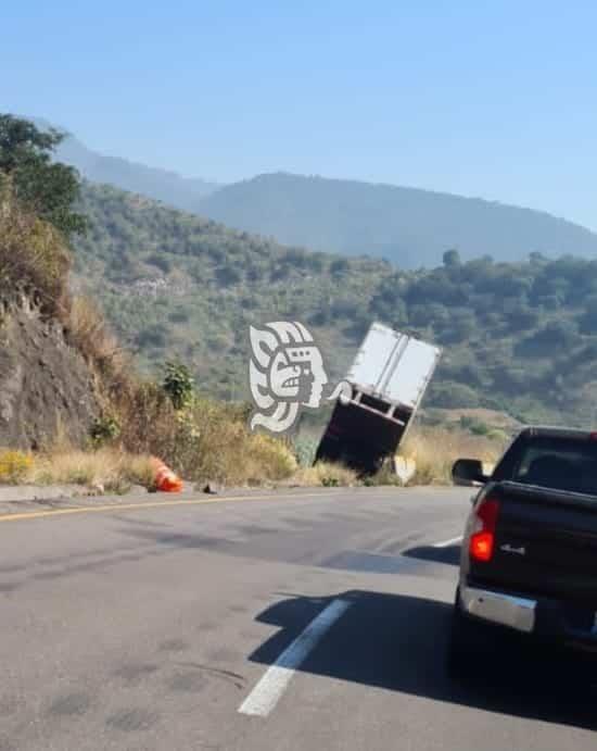 Rapiñan harina tras volcadura en la Puebla-Orizaba (+video)