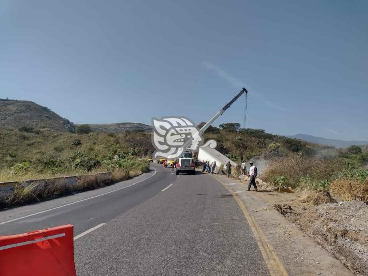 Rapiñan harina tras volcadura en la Puebla-Orizaba (+video)