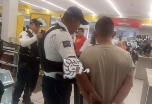 Detienen a presunto fardero en tienda departamental de Orizaba