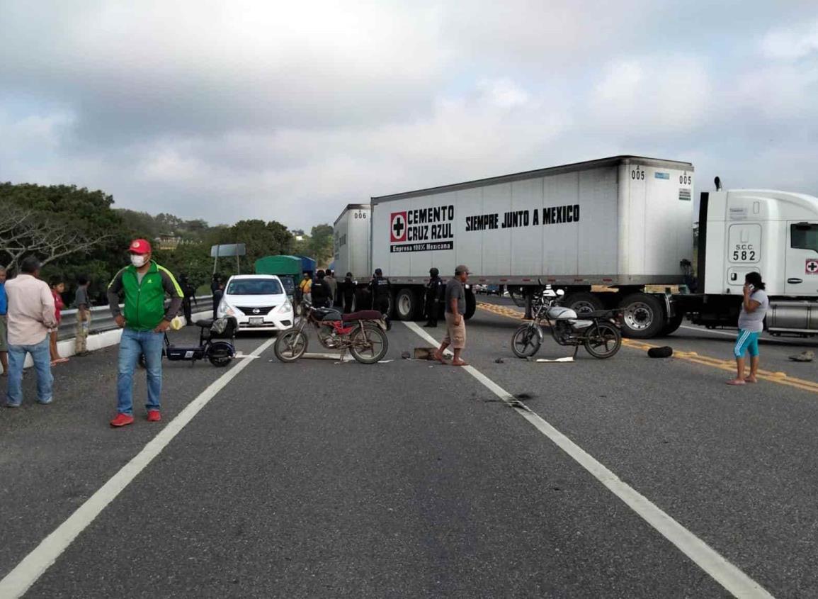 Bloquean paso de Veracruz a Oaxaca por fuga de amoniaco