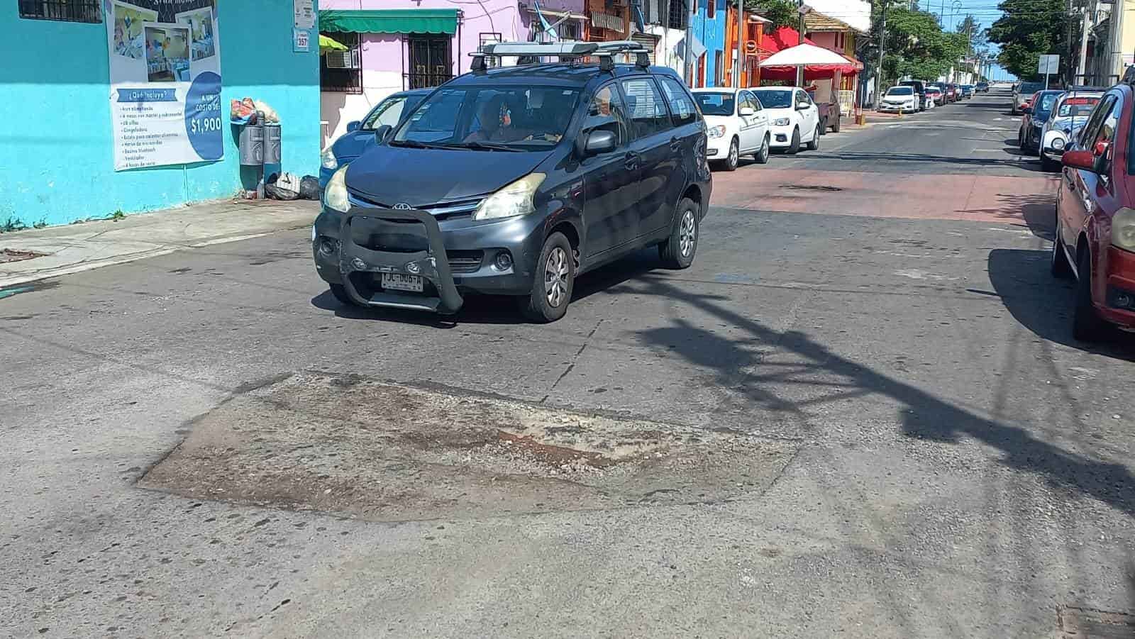Vecinos de La Huaca se las arreglan para tapar enorme bache