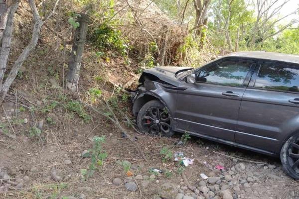 Vuelca camioneta familiar en la carretera Veracruz-Córdoba