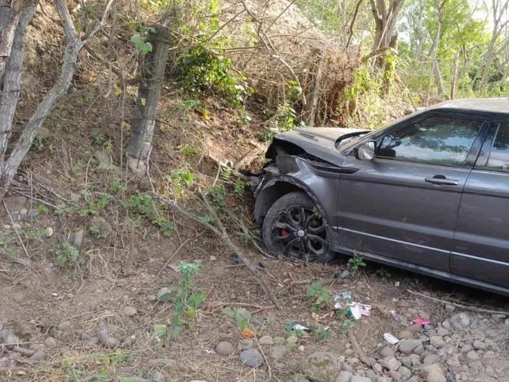 Vuelca camioneta familiar en la carretera Veracruz-Córdoba