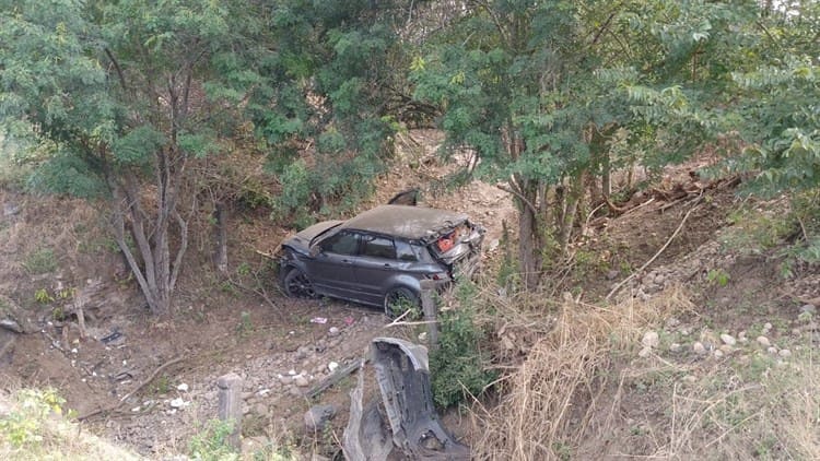 Vuelca camioneta familiar en la carretera Veracruz-Córdoba