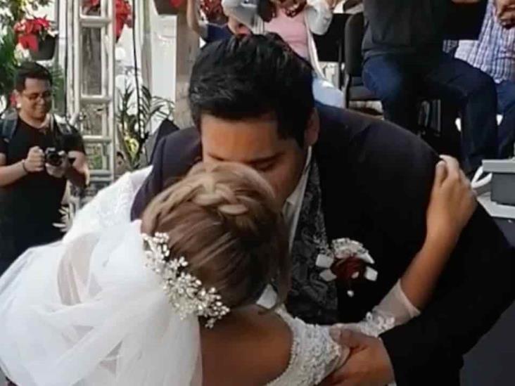 ¡Cuánto amor! Recién casados bailan vals en el Zócalo de Veracruz (+video)