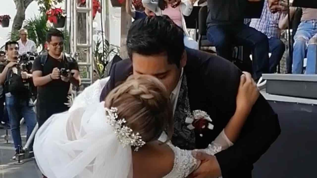 ¡Vivan los novios! Recién casados bailan vals en el Zócalo (+video)