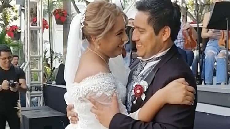 ¡Vivan los novios! Recién casados bailan vals en el Zócalo (+video)