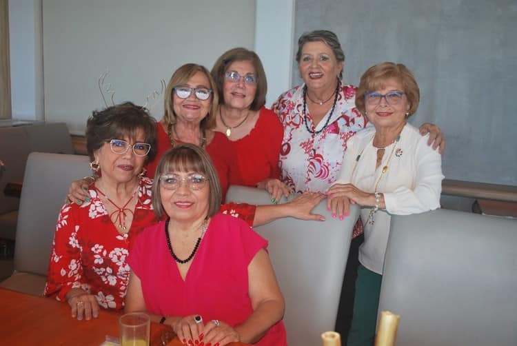 El grupo de Amigas Queridas se reúnen para desearse felices fiestas