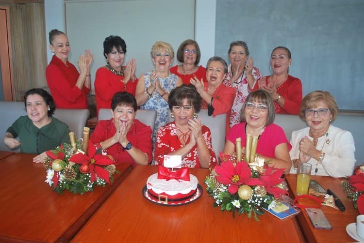 El grupo de Amigas Queridas se reúnen para desearse felices fiestas