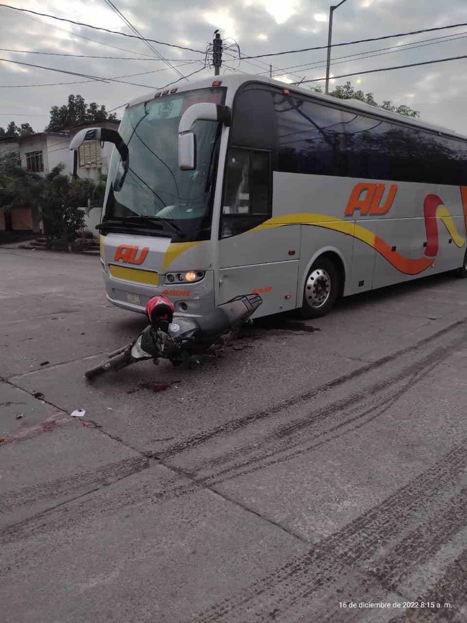 Motociclista se impacta contra autobús de pasajeros en Tierra Blanca