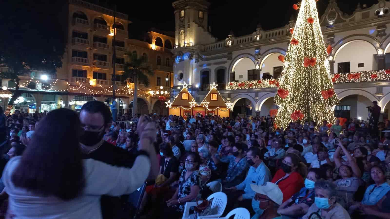 Orquesta Filarmónica pone a bailar al Zócalo Jarocho