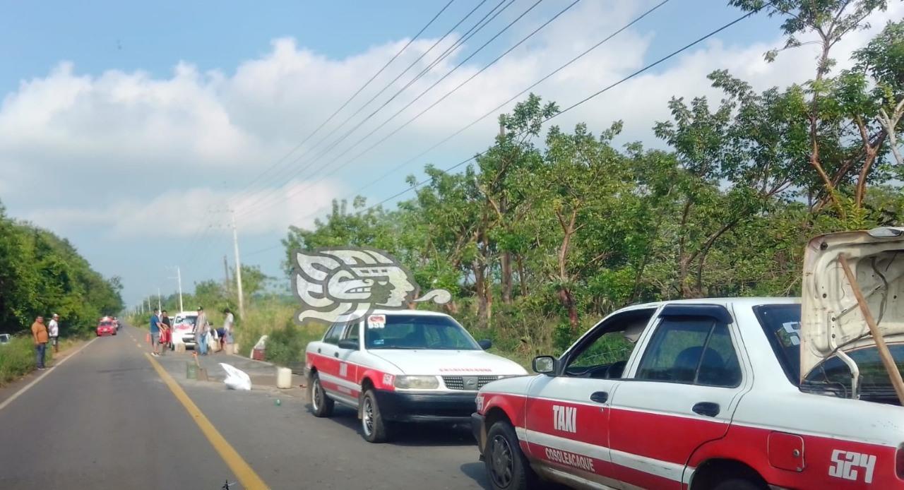 Taxistas parchan con concreto hoyancos del tramo Chacalapa - Tonalapa