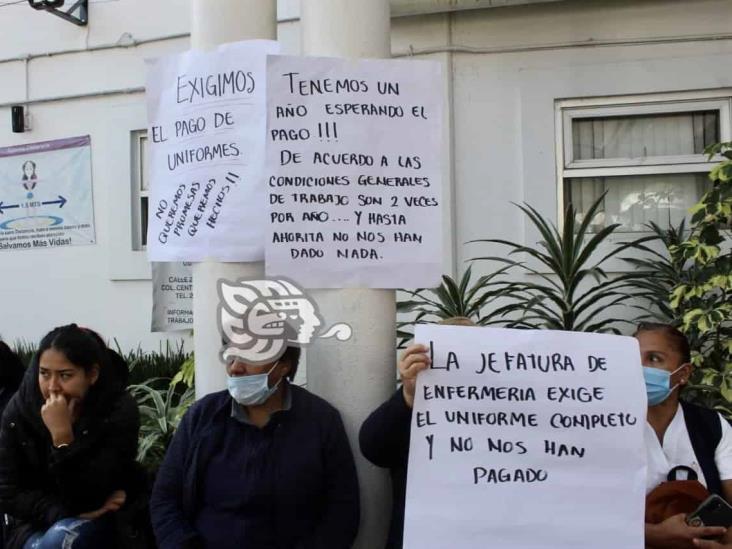 Sin uniformes, personal del Hospital Regional de Xalapa