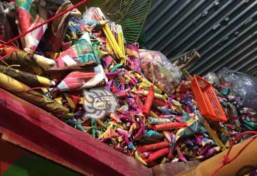 Bomberos piden que niños no jueguen con pirotecnia, en Misantla