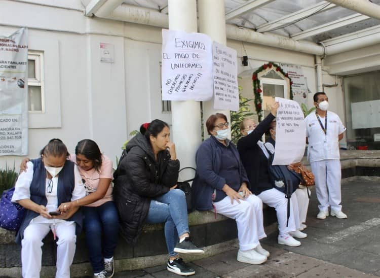 Se manifiesta personal del Hospital Regional de Xalapa por la falta de uniformes