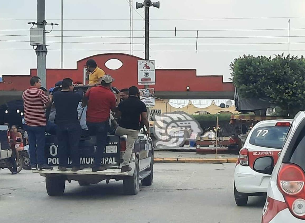 Patrulla de la policía municipal utilizada para trasladar a personas vestidos civil