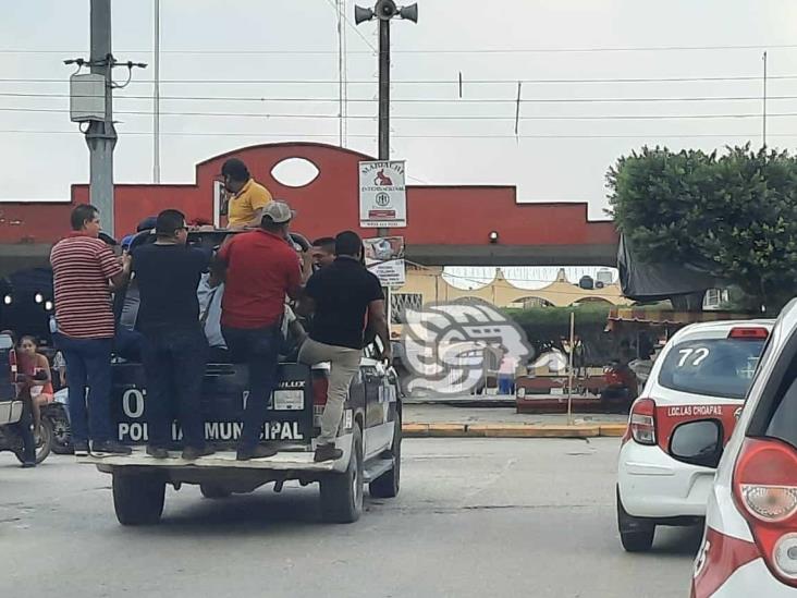 Patrulla de la policía municipal utilizada para trasladar a personas vestidos civil