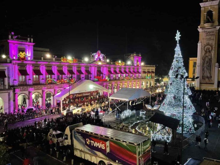 Ciudadanos disfrutan luminoso desfile navideño en Xalapa