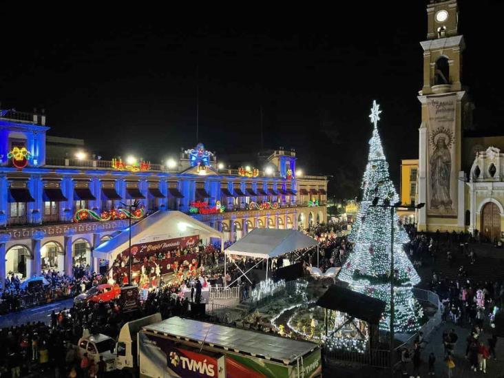 Ciudadanos disfrutan luminoso desfile navideño en Xalapa