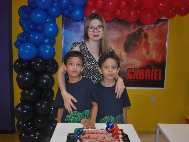 Gabriel y Eduardo de Paredes Soto cumplen 8 años de edad