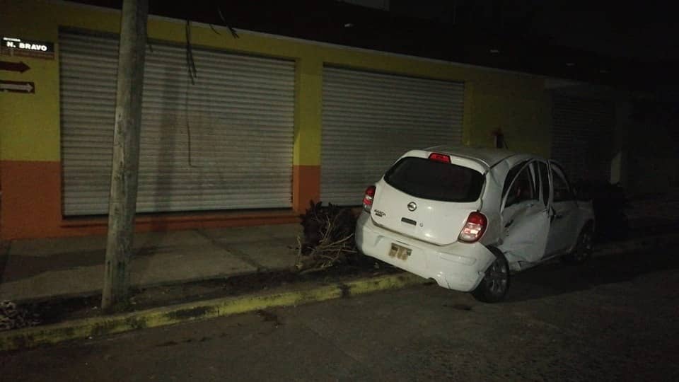 Chocan en Tierra Blanca; auto se pasó alto total en un cruce