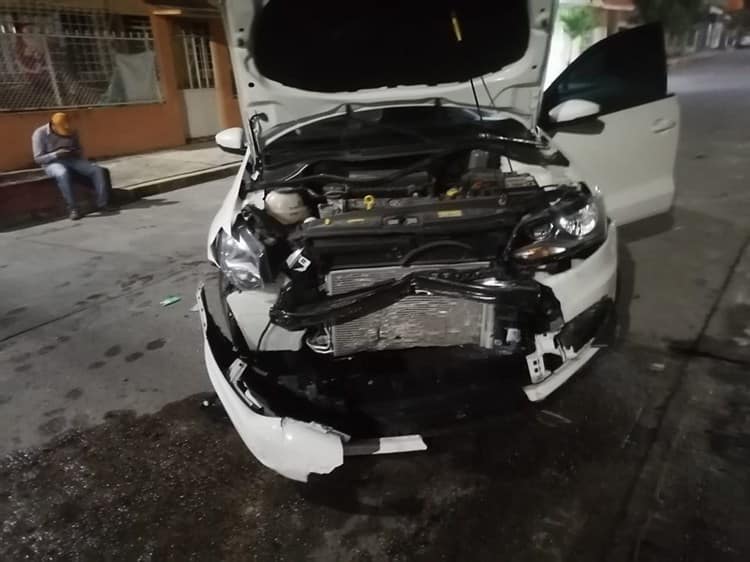 Chocan en Tierra Blanca; auto se pasó alto total en un cruce