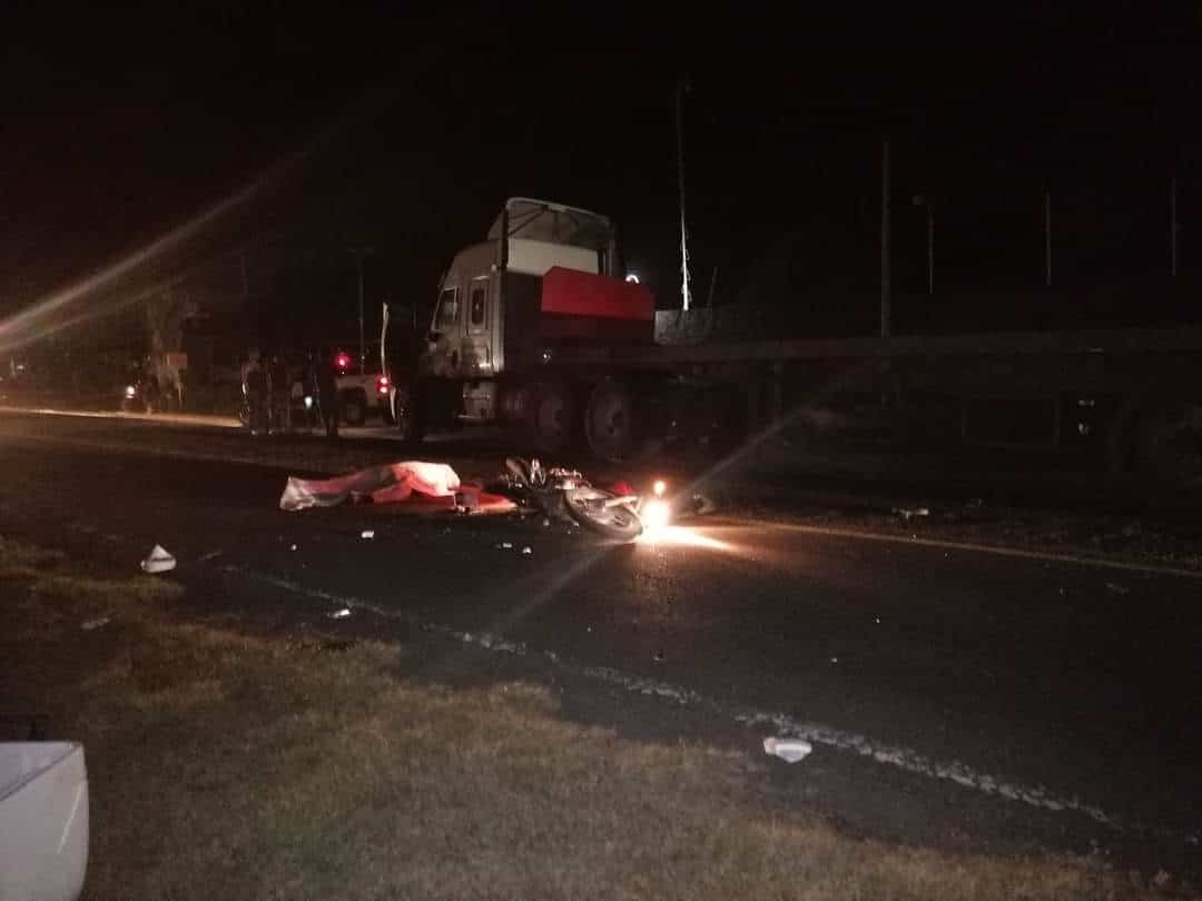 Repartidor de tortilla pierde la vida tras impactarse contra un tráiler mal estacionado en Veracruz