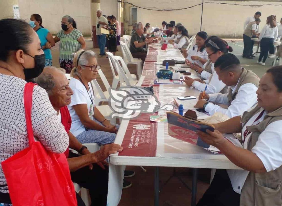 Cambian tarjetas a pensionados de Banamex a Banco del Bienestar