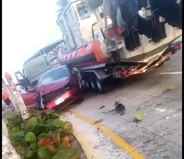 Automovilista choca contra palmera en el bulevar Ávila Camacho en Veracruz