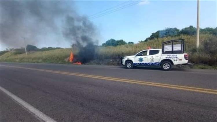 Sofocan incendio de pastizales en la Alvarado-Paso del Toro