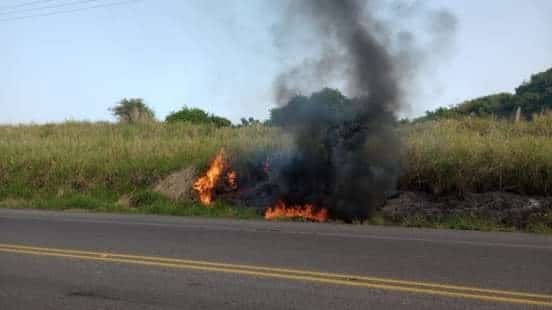 Sofocan incendio de pastizales sobre carretera a Alvarado-Paso del Toro