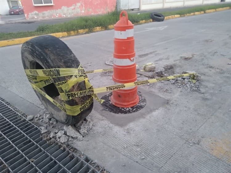 Caminan en mercado de Veracruz sobre charcos de aguas negras